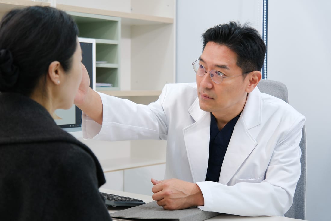 환자와 상담하는 김형중 대표원장