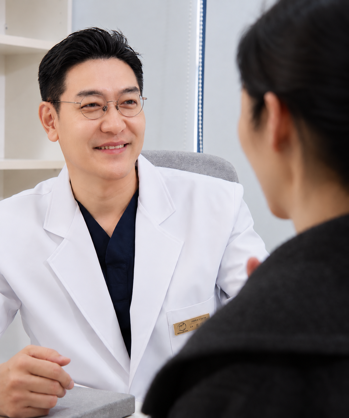 환자와 대화하는 김형중 대표원장